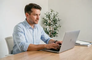 Homme accédant à une nouvelle adresse de plateforme en ligne depuis son bureau à domicile